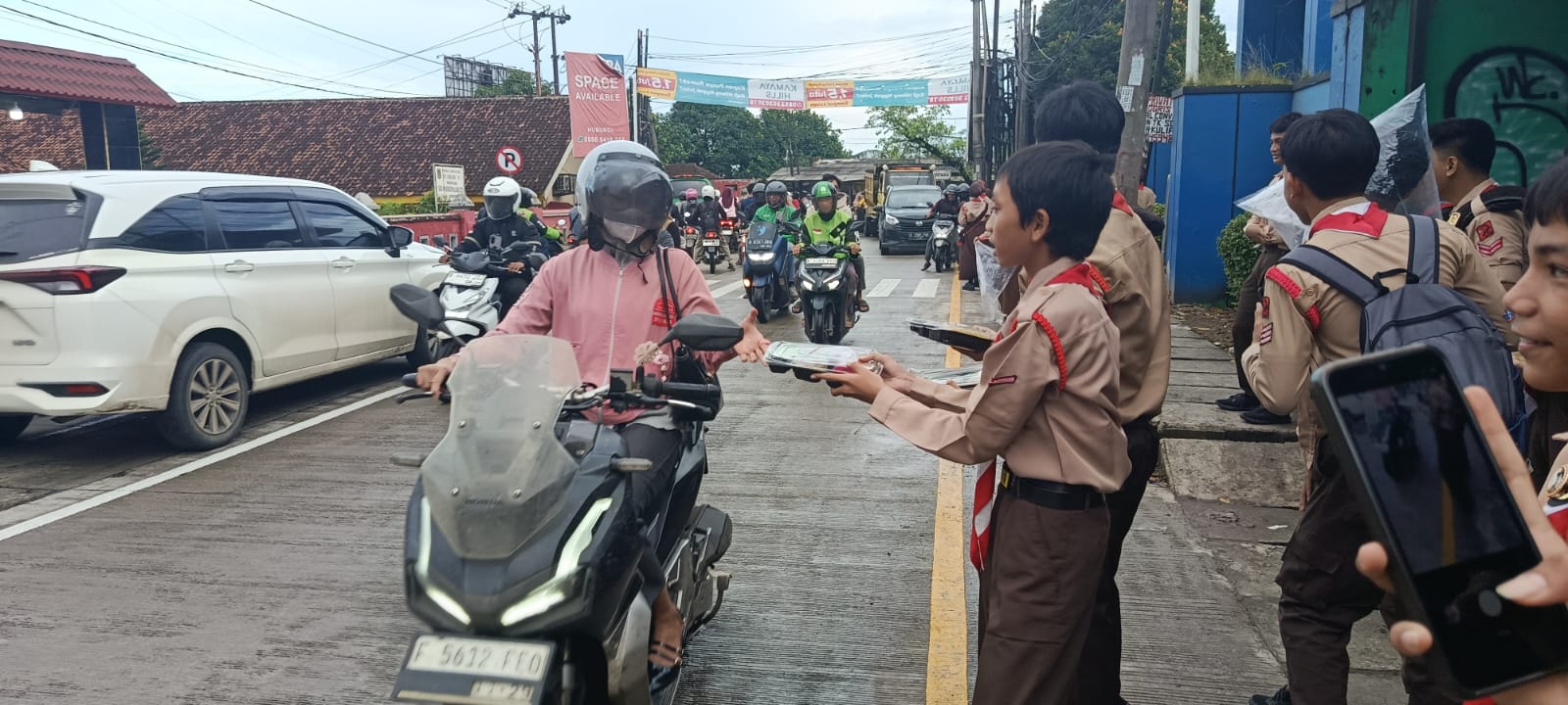 Rantang Pramuka SMP Negeri 1 Parungpanjang Berbagi Takjil di Bulan Ramadhan