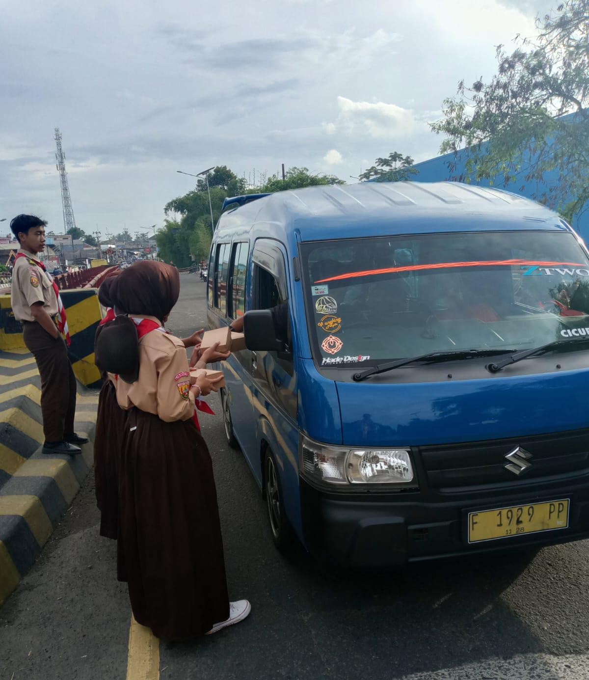 Pramuka MTs Tarbiyatul Azhar Gelar Kegiatan Rantang Sekolah di Jembatan Cimande