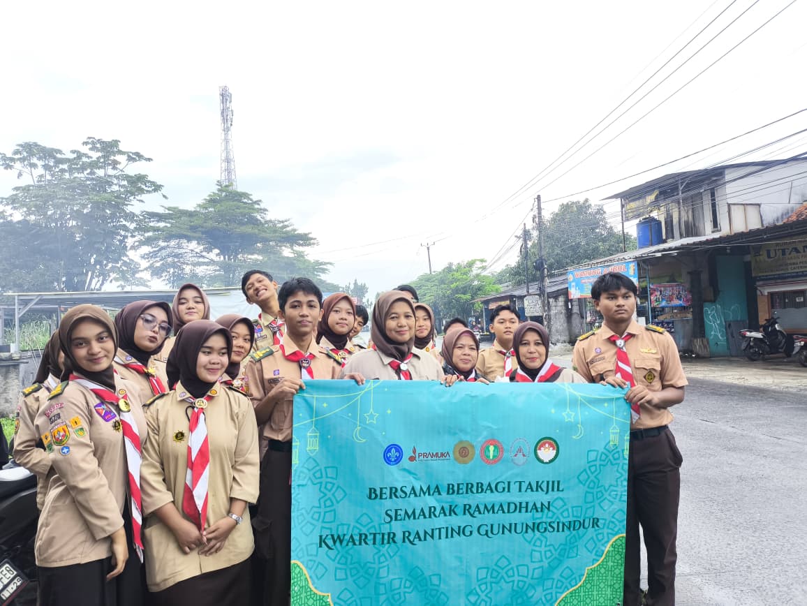 Kwartir Ranting Gunung Sindur Berbagi Takjil kepada Masyarakat di Jalan Suliwer