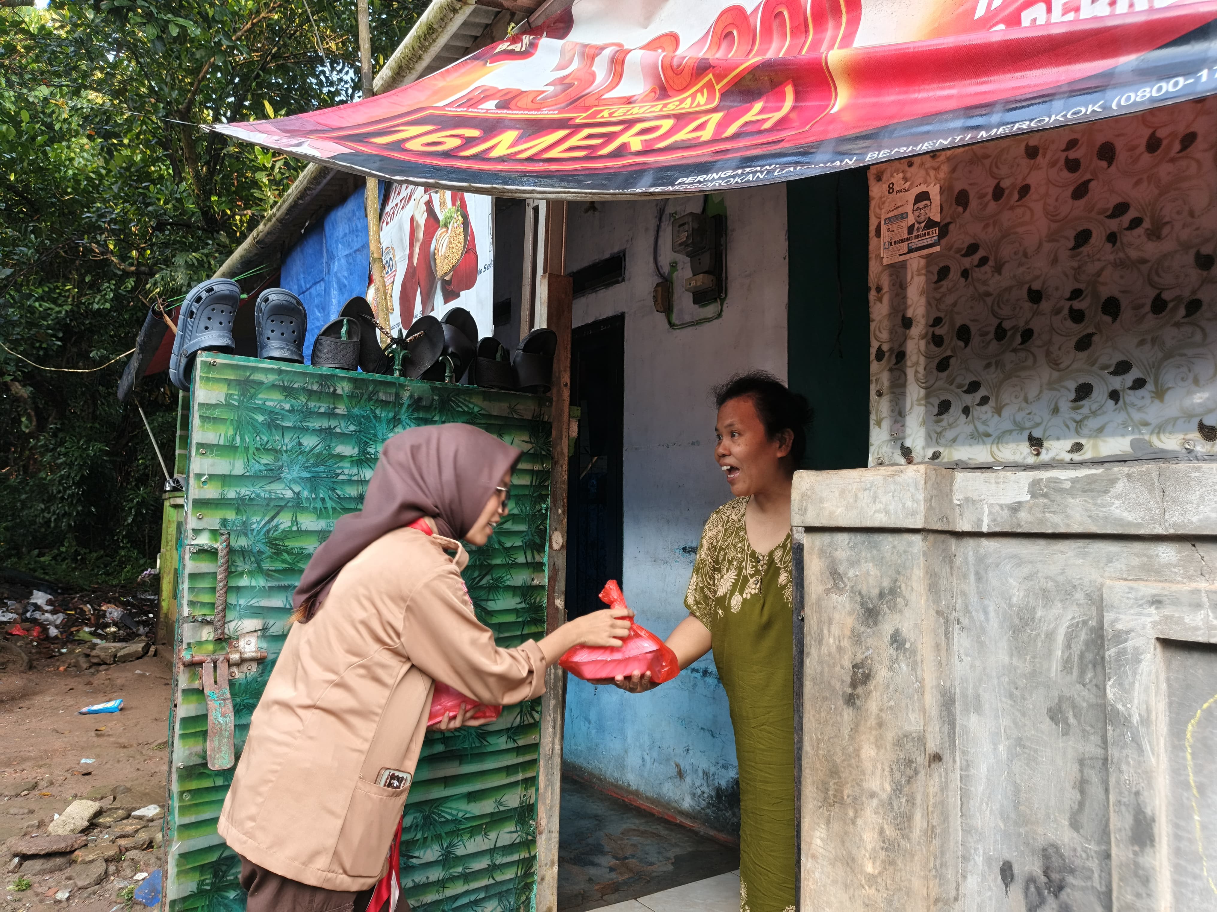 SMK PGRI Karisma Bangsa Laksanakan Kegiatan Rantang Pramuka, Bagikan 60 Paket Makanan