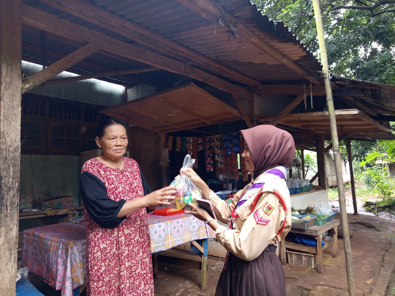 Latih Kepedulian Pada Sesama, Pembina Pramuka SMP PGRI Gandoang Ajak Peserta didiknya Berbagi Melalui Rantang Pramuka