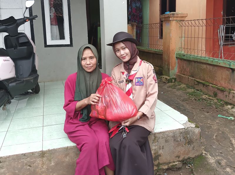 Rantang Berjalan, Senyum Bermekaran Pramuka SMA PGRI Rumpin Berbagi Santunan untuk Yatim dan Dhuafa