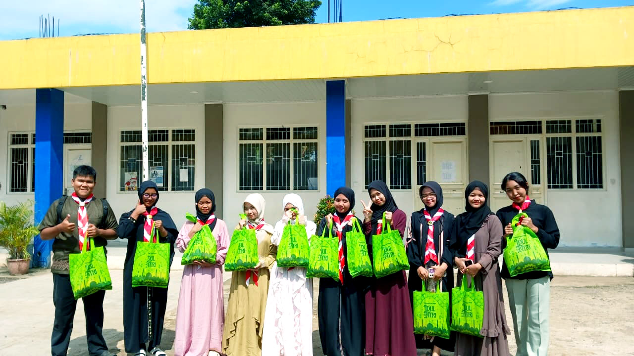 Penegak SMK Prima Mulia Berbagi Sembako Untuk Warga, Wujud Gerakan Pramuka Hadir dan Bermanfaat