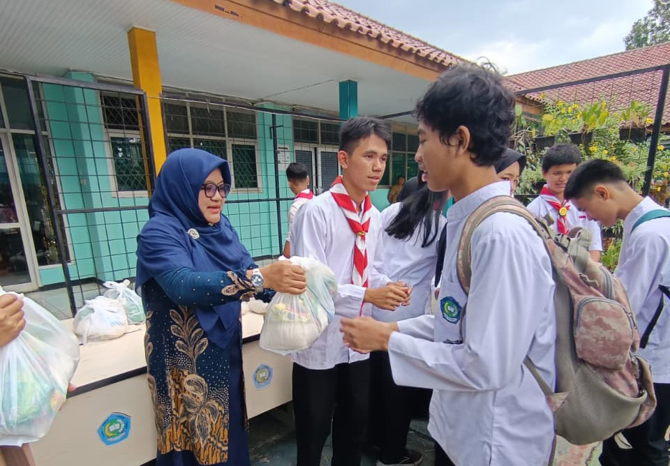 Peduli Kasih Gerakan Pramuka SMAN 1 Klapanunggal , Berbagi Sembako kepada Para Siswa dan Warga Sekitar