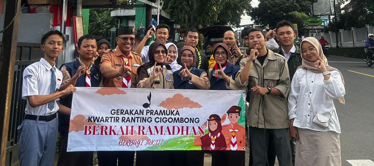 Pramuka Cigombong Berbagi Takjil, Tebar Kepedulian di Bulan Ramadhan