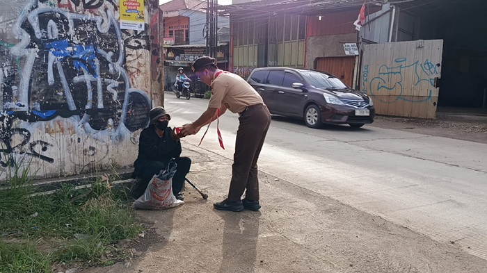 Peduli Sesama, Pramuka SMKN 1 Cileungsi Bagikan Ratusan Paket Makanan