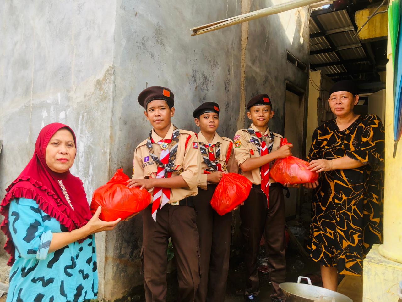 Pramuka Gugusdepan 18.049–18.050 MTs An-Nur Klapanunggal Gelar Bakti Sosial Berbagi 119 Paket Sembako