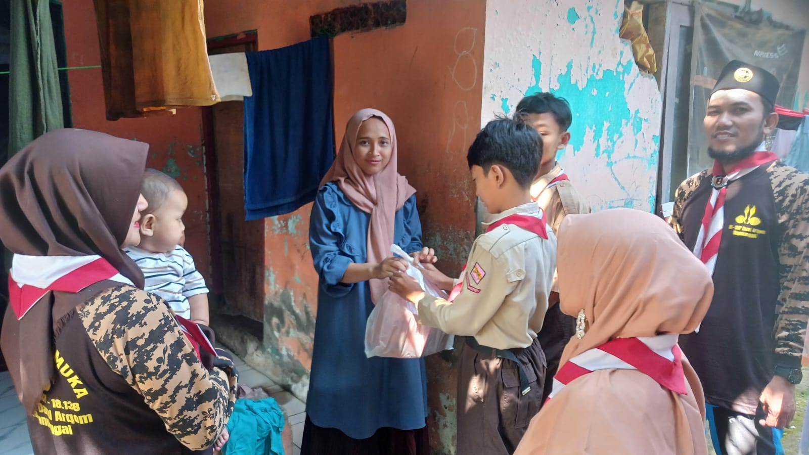 Gerakan Berbagi Ramadan, Disalurkan untuk Warga Sekitar MI & SMP Darul Arqom