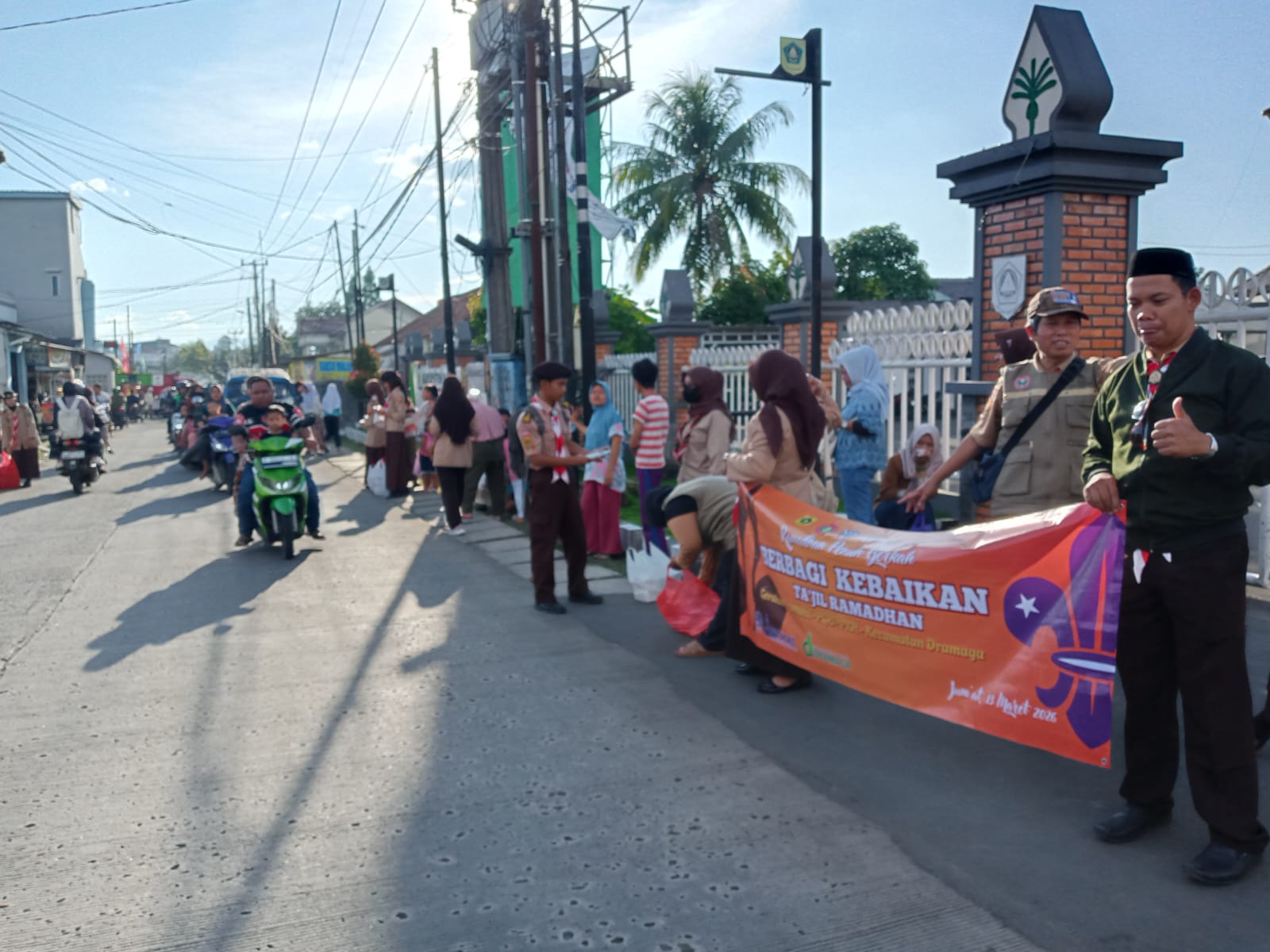 Kwarran Dramaga Tebar Kebahagiaan berbagi Takjil Ramadhan