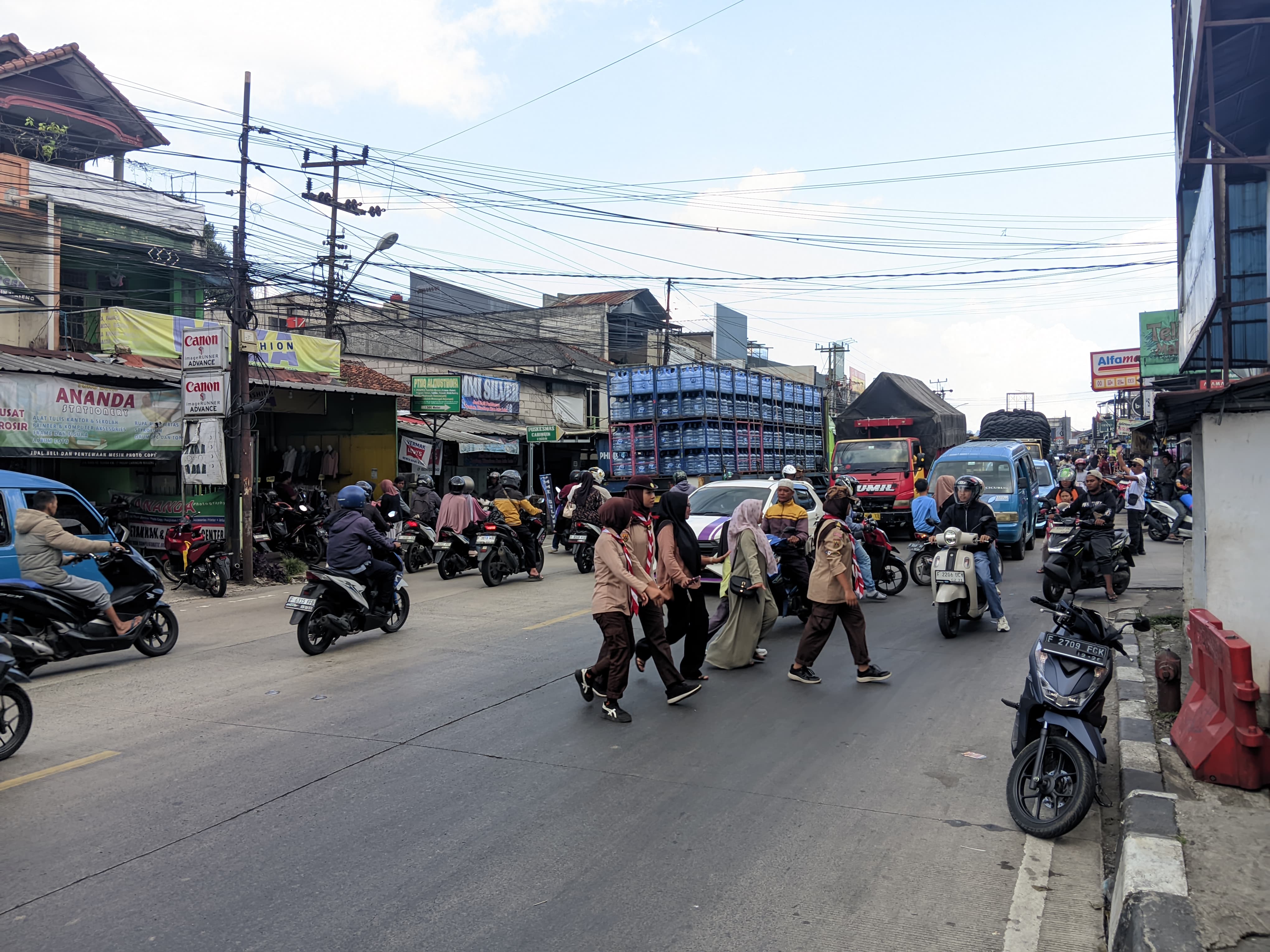 Aksi Nyata Pramuka Caringin, 19 Personel Bantu Penyeberangan Warga di Pasar Caringin
