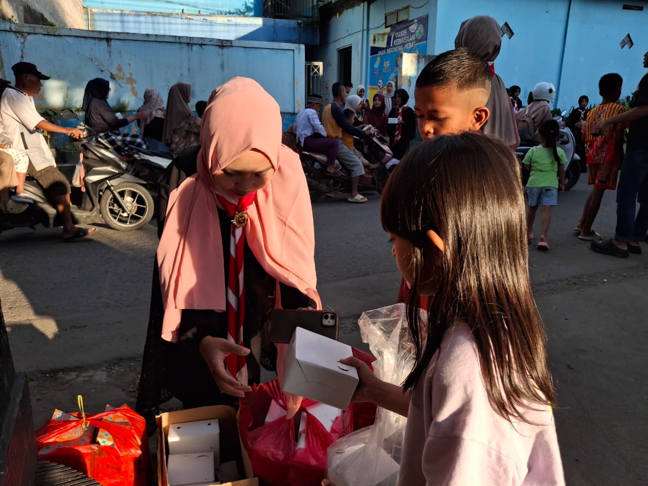 Ramadhan Penuh Aksi! Pramuka SMA Ibnu Hajar Gelar Takjil On The Road & Door to Door 🌙