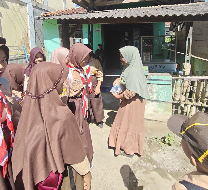 Tebar Kepedulian di Bulan Suci Ramadhan Pramuka SD Negeri Rumpin 03 Gelar “Ramadhan Berbagi Jilid II” di Kebon Kelapa