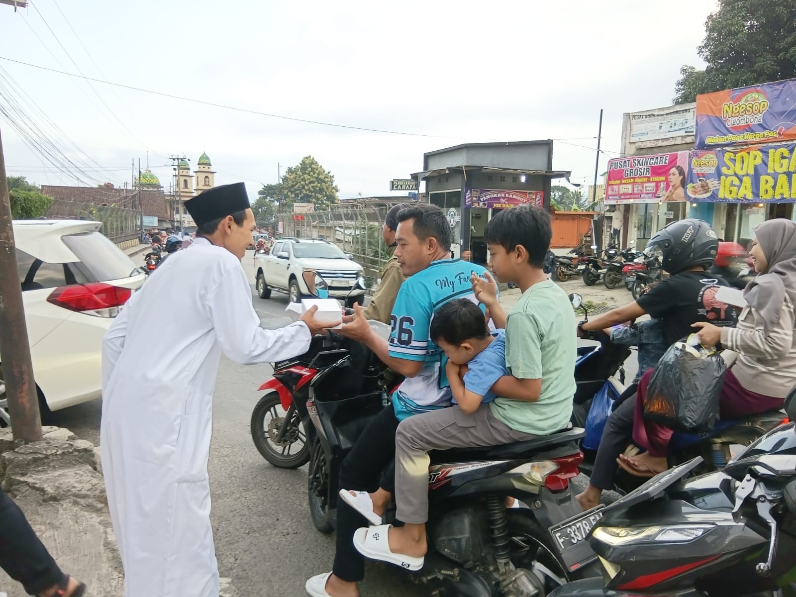 Semangat Berbagi di Bulan Ramadan! DKR Cigombong Gelar CIBEBER Jilid V dengan Aksi Bagi Takjil
