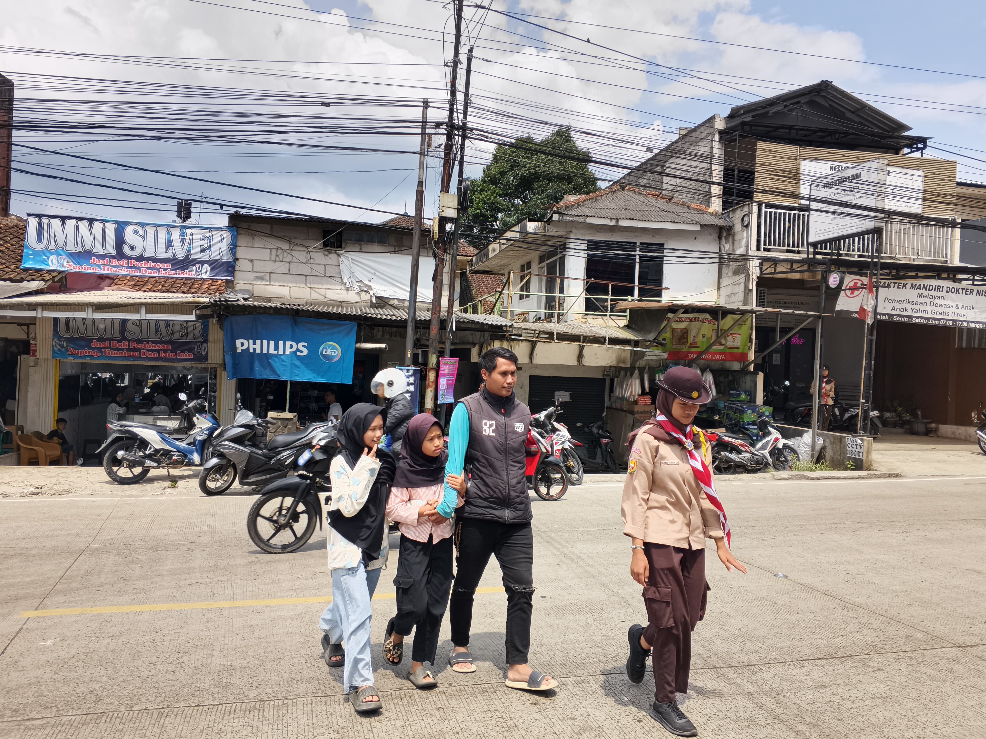 Pramuka Peduli Caringin Atur Lalu Lintas di Simpang Pasar Caringin, Warga Merasa Terbantu