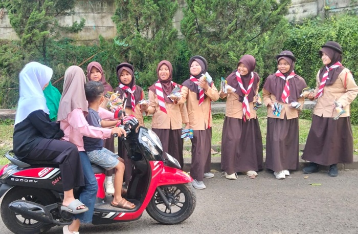 Berbagi Takjil dan Santunan Anak Yatim Digelar Pramuka SIT Darul Muqorrobin