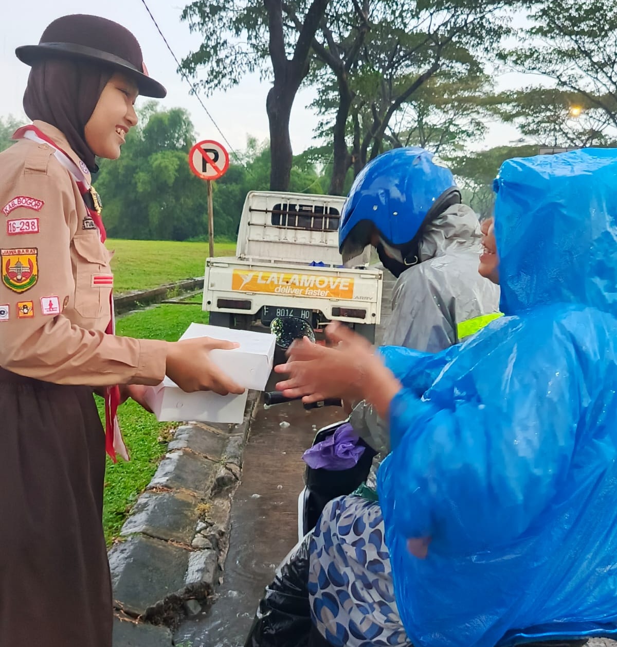 Kolaborasi Sekolah Citra Nuansa Adakan Giat Berbagi Takjil ”Rantang Pramuka”