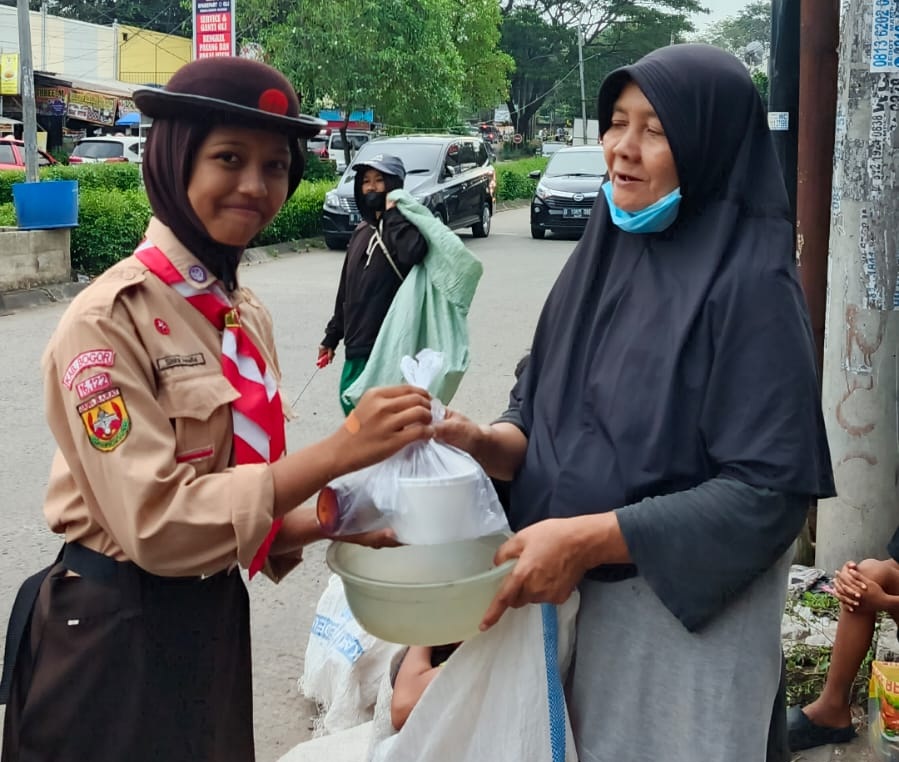 Tumbuhkan Solidaritas dan Empati, Pramuka SMPN 1 Cileungsi Adakan Berbagi Takjil