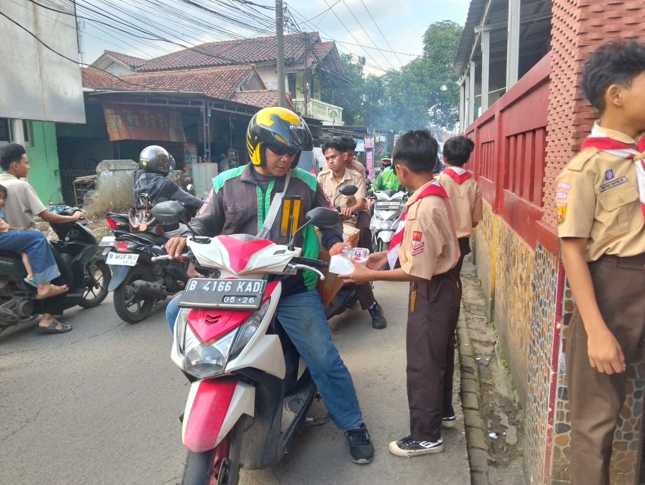 Kolaborasi, SDN Babakan 01 Kwarran Cileungsi Adakan Giat Rantang Pramuka dan Santunan
