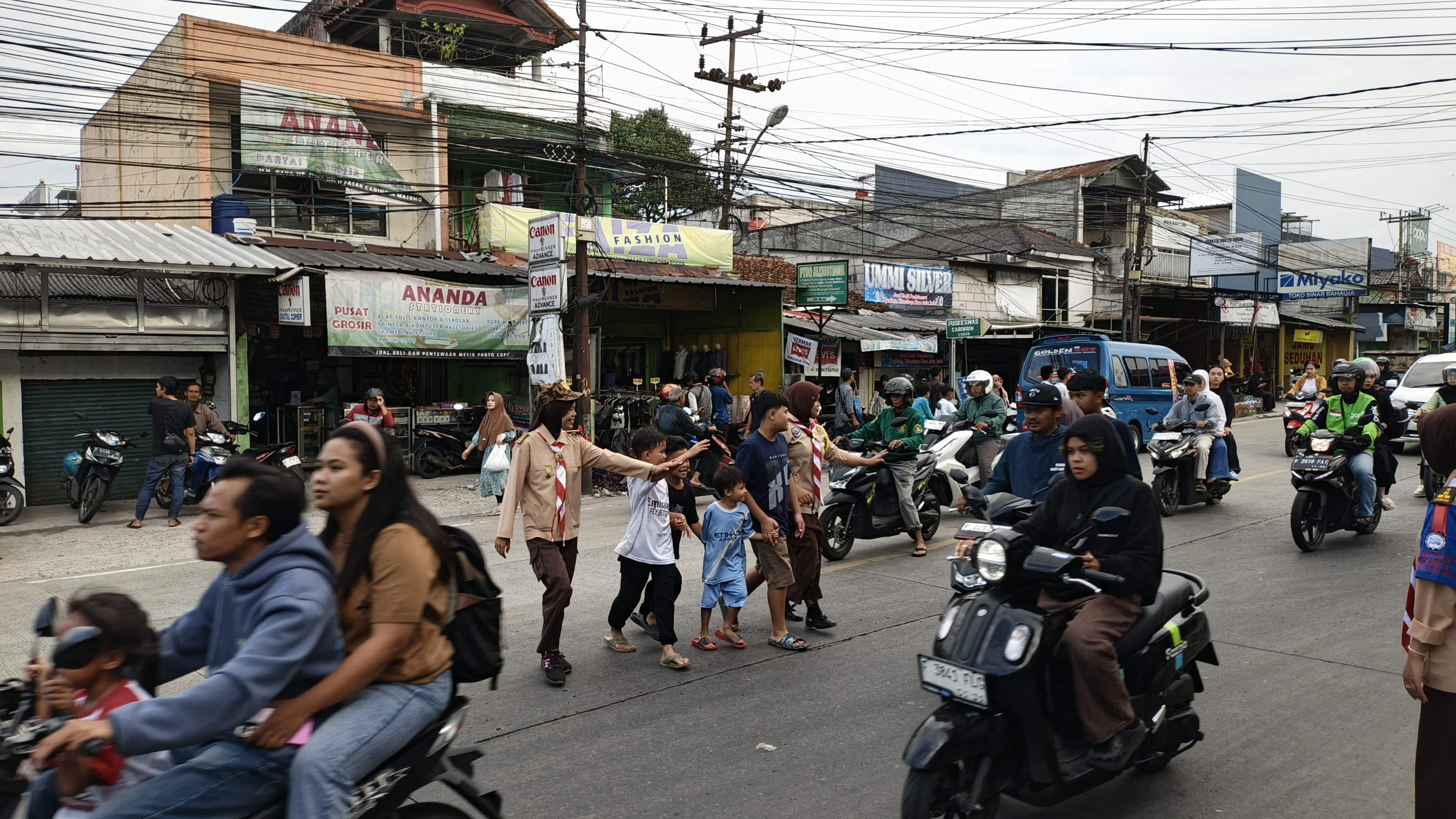 Pramuka Caringin Siaga di Simpang Pasar, Bantu Warga Berburu Takjil Menjelang Berbuka