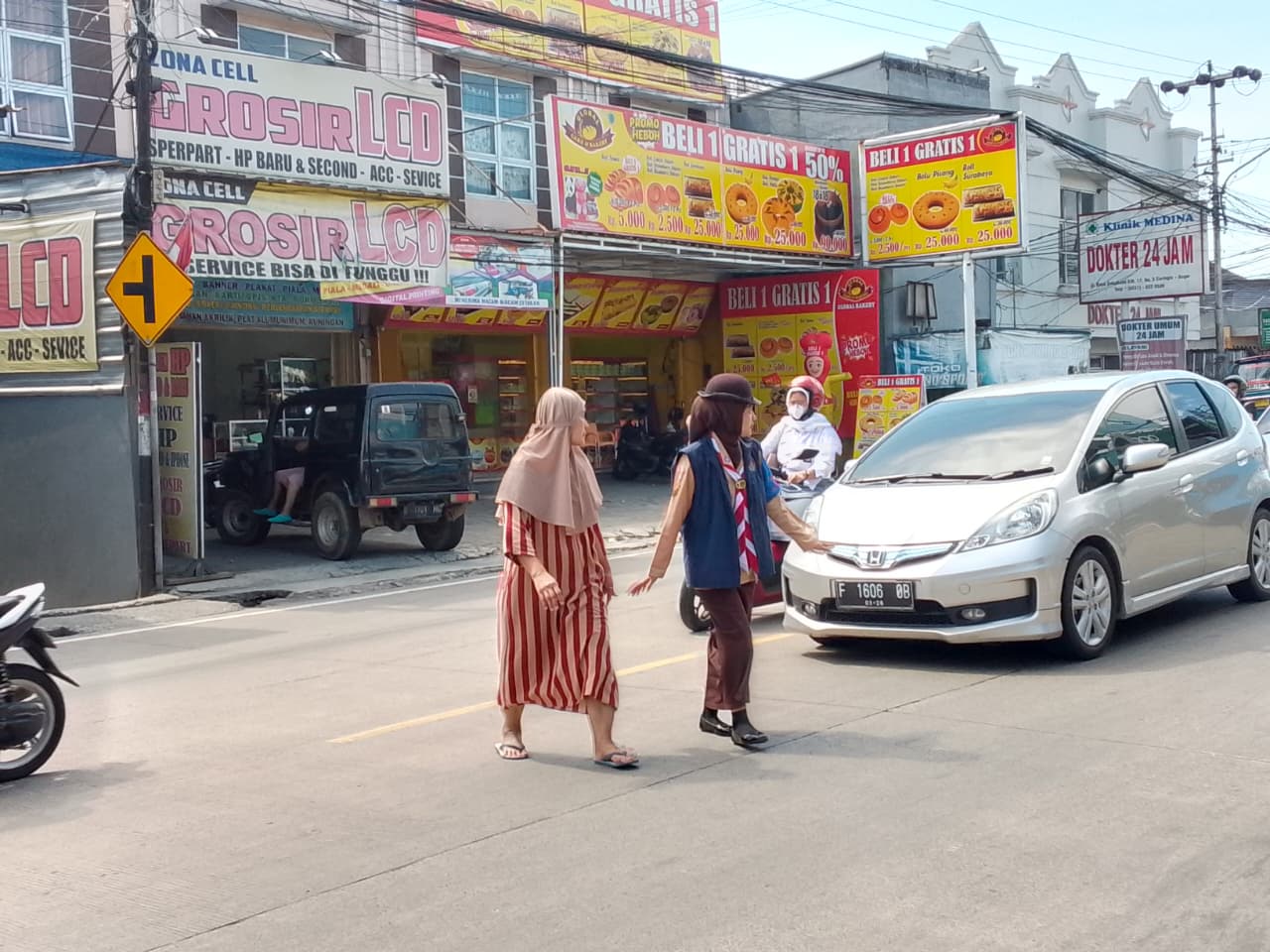 Pramuka Peduli Caringin Siaga di Simpang Pasar, Bantu Warga Menyeberang dengan Aman
