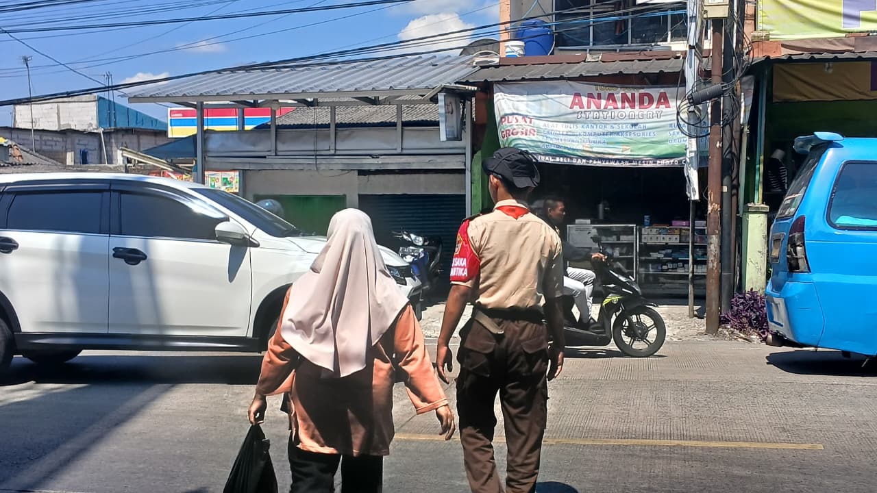 Pramuka Penegak Caringin Sigap Bantu Penyeberangan Warga di Simpang Pasar dalam Karya Bakti Lebaran