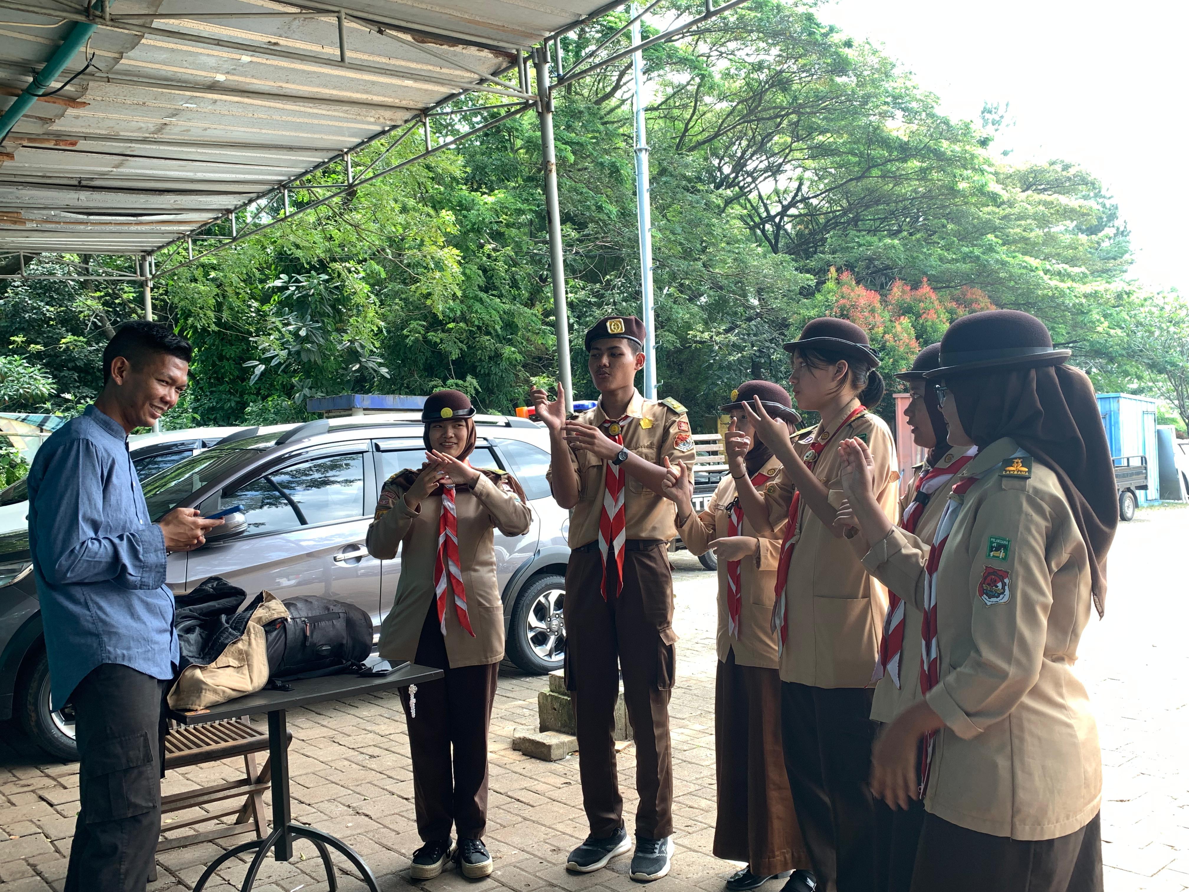 Pramuka Peduli Kwarran Cileungsi Sampaikan Ucapan Idul Fitri dengan Bahasa Isyarat
