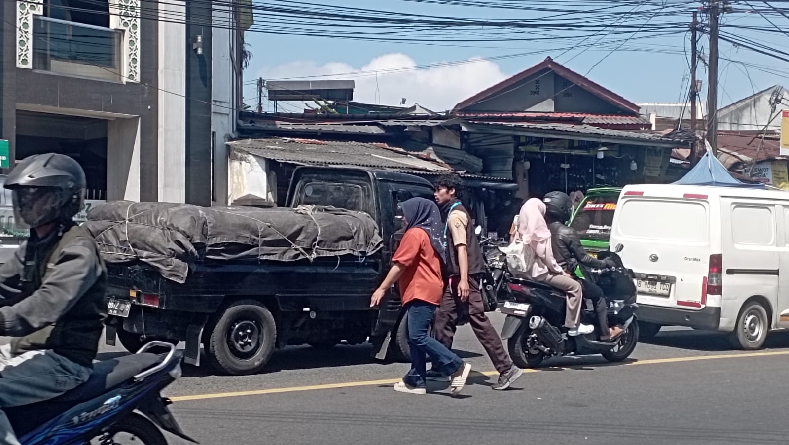Wujud Bakti Masyarakat, Anggota Pramuka Cisarua Siaga di Posko Pengamanan Lalu Lintas Cisarua