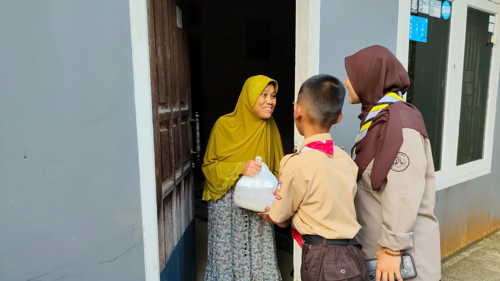 Pramuka Penggalang MTs Darul Ulum Gelar Rantang Pramuka, Tebar Kepedulian untuk Lansia