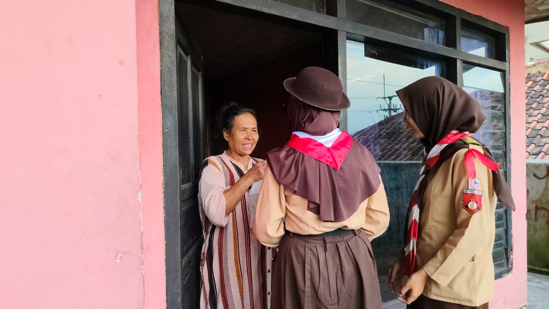 Rantang Pramuka SMP Humanika: Aksi Nyata Kepedulian untuk Lansia Sekitar Mts Darul Ulum