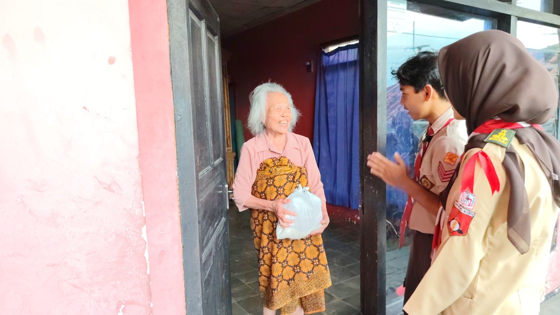 Rantang Pramuka MTs Annaba: Puluhan Anggota Turun Langsung Berbagi untuk Lansia