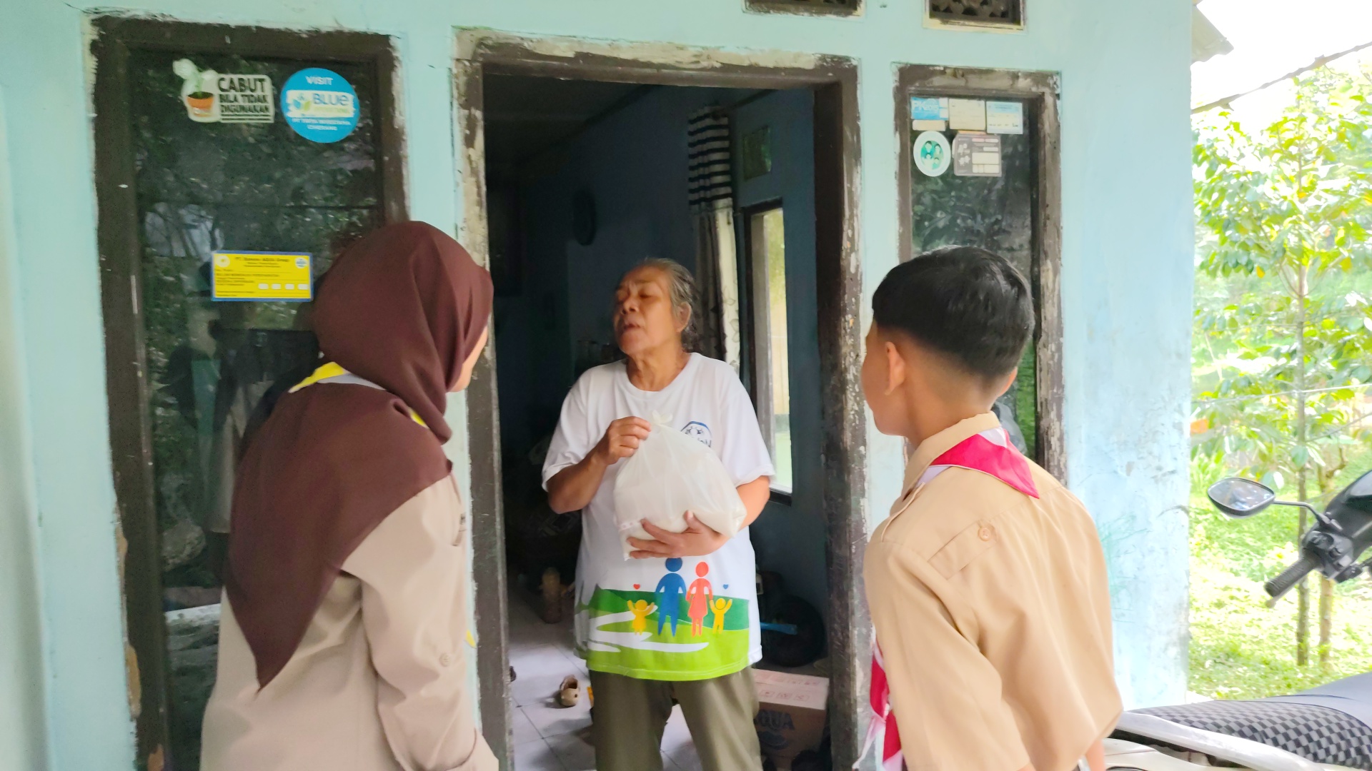 Hangatkan Ramadan, Pramuka SMP Islam Pancawati Tebar Kepedulian Lewat Aksi Rantang untuk Lansia