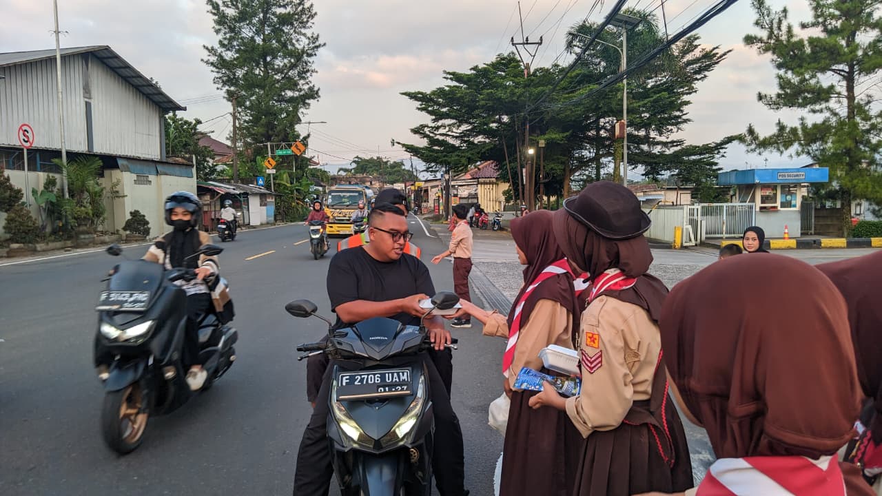 Aksi Humanis di Jalan Raya, Pramuka MTs Annaba Tebar Takjil untuk Pengendara Jelang Berbuka
