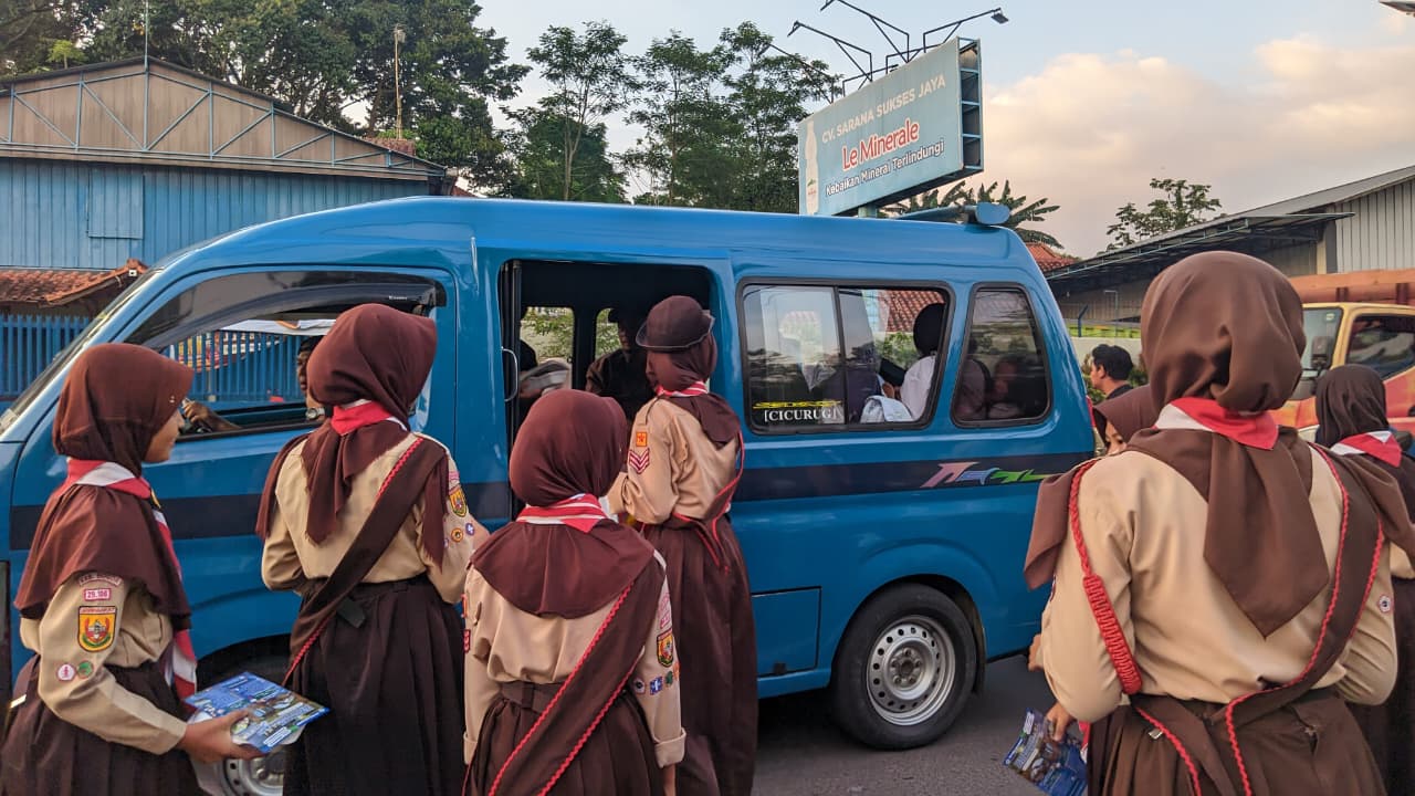 Tebar Kebaikan di Jalan Raya, Pramuka Mts Darul Ulum Bagikan Takjil untuk Pengendara di Ciherang Pondok