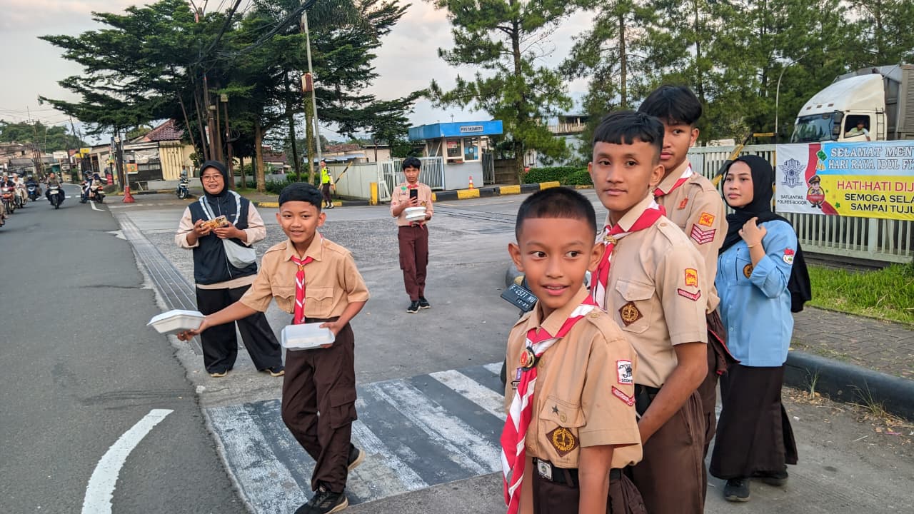 Ramadan Penuh Makna, Pramuka SMP Humanika Tebar Takjil dan Kepedulian di Ciherang Pondok