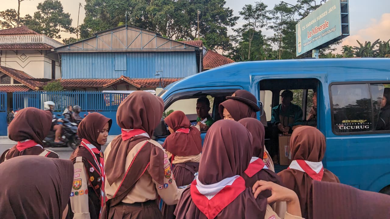Aksi Inspiratif di Jalan Raya, Pramuka SMP Islam Pancawati Tebar Takjil Tanpa Ganggu Lalu Lintas