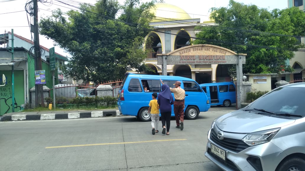 Sigap di Tengah Keramaian, Pramuka Caringin Bantu Penyeberangan Warga di Pasar