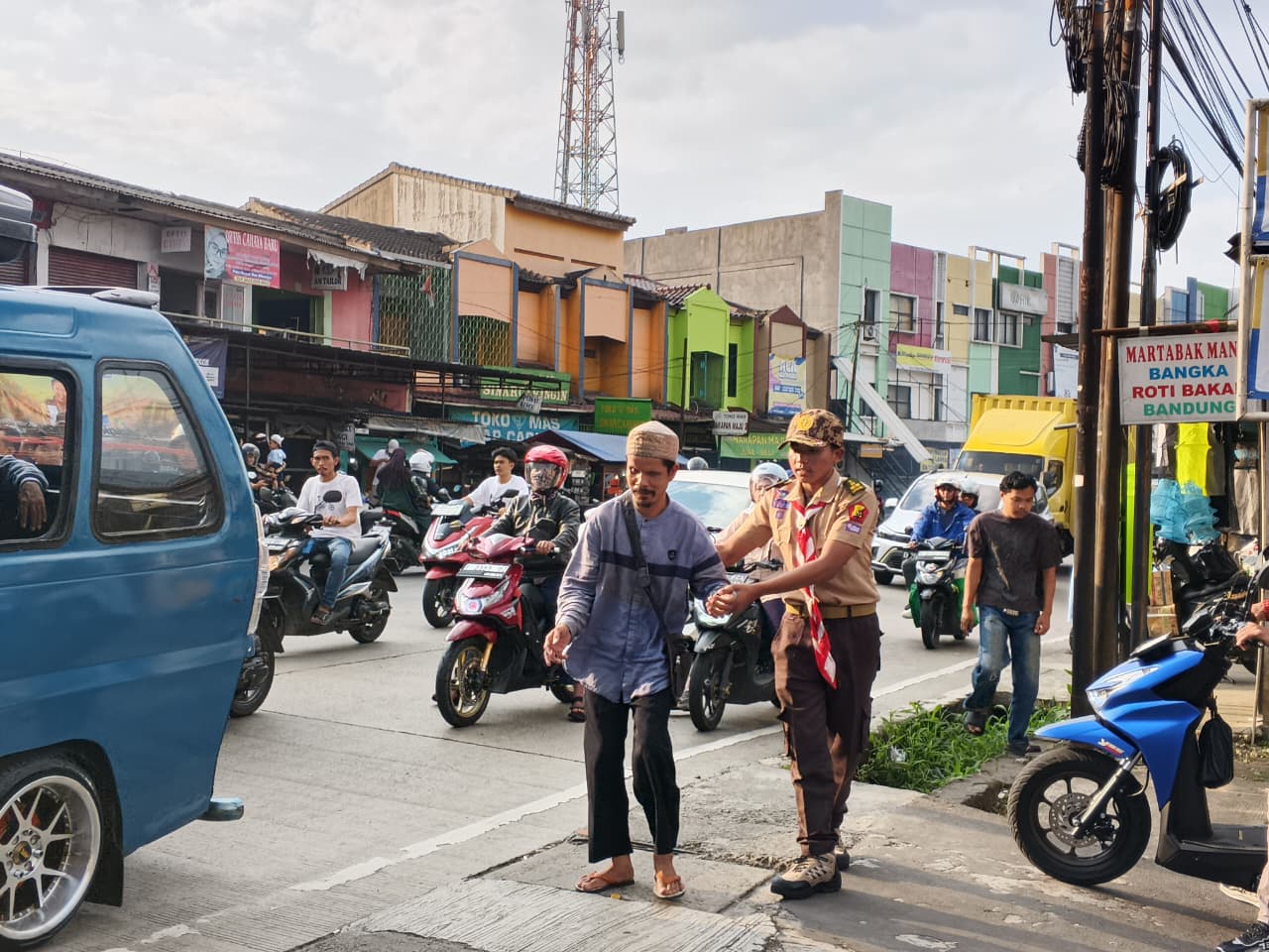 Aksi Sigap di Sore Hari, Pramuka Caringin Tertibkan Lalu Lintas dan Bantu Warga Menyeberang