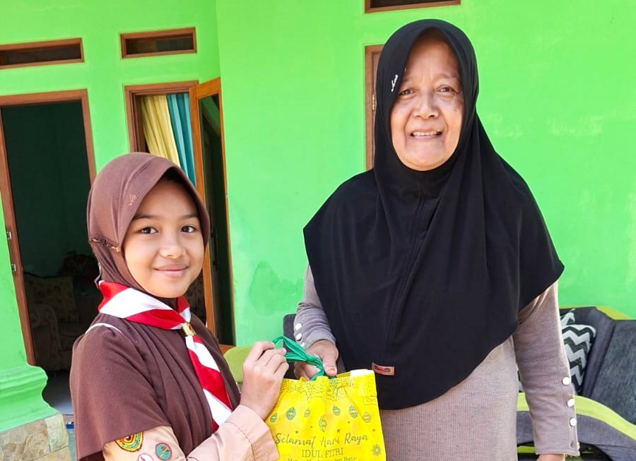 Anggota Gugusdepan 18-061 & 18-062, Tebar Kebahagiaan di Lingkungan Sekolah Lewat Berbagi Sembako