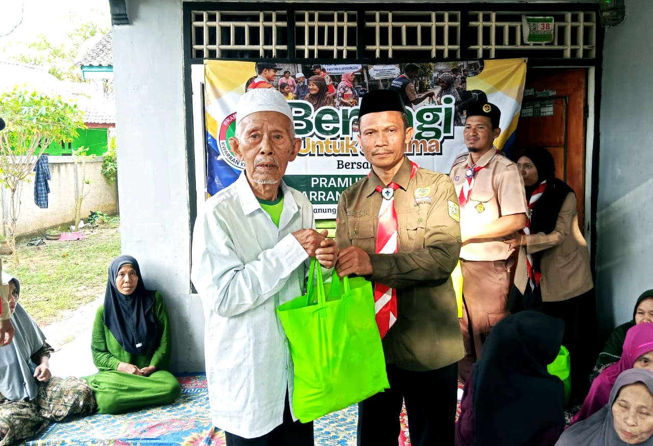 Tebar Kepedulian, Pramuka Peduli Kwarran Klapanunggal Gelar Aksi Berbagi Sembako di Desa Leuwikaret