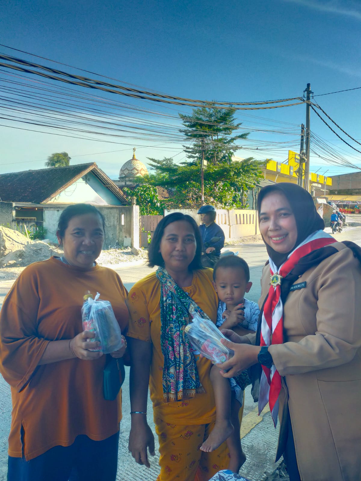 ANGGOTA PRAMUKA SMP PGRI PARUNGPANJANG BAGIKAN TAKJIL, RAMADAN DI CIBUNAR MENJADI LEBIH BERKAH