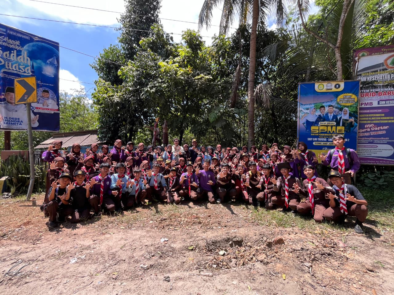 Bersihkan Patung Ikonik Pramuka Jelang Hari Raya