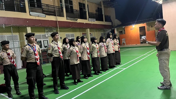 Aga lain Pramuka SMAN 1 CISEENG Menyisir Jalan Utama Parung Ciseeng di waktu Waktu Sahur