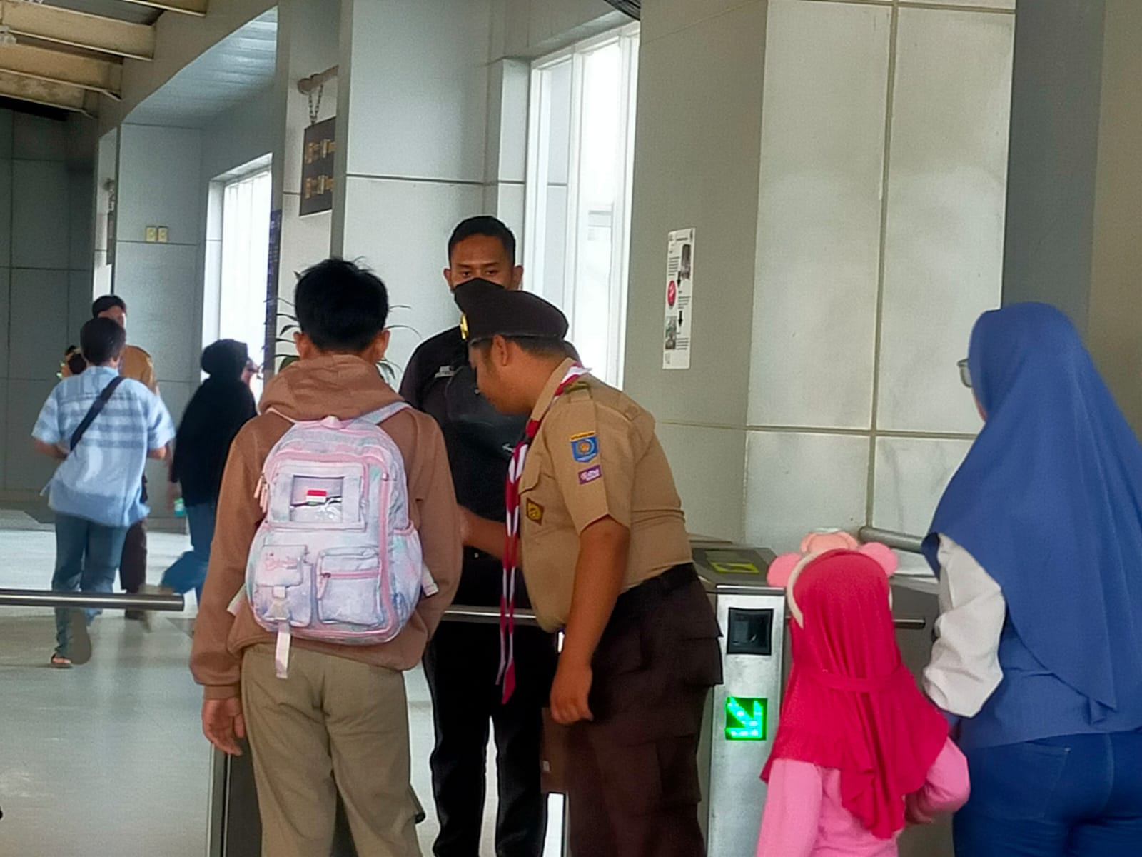 ANGGOTA KWARTIR RANTING PARUNGPANJANG MELAKUKAN KEGIATAN KARYA BAKTI LEBARAN DI STASIUN PARUNGPANJANG