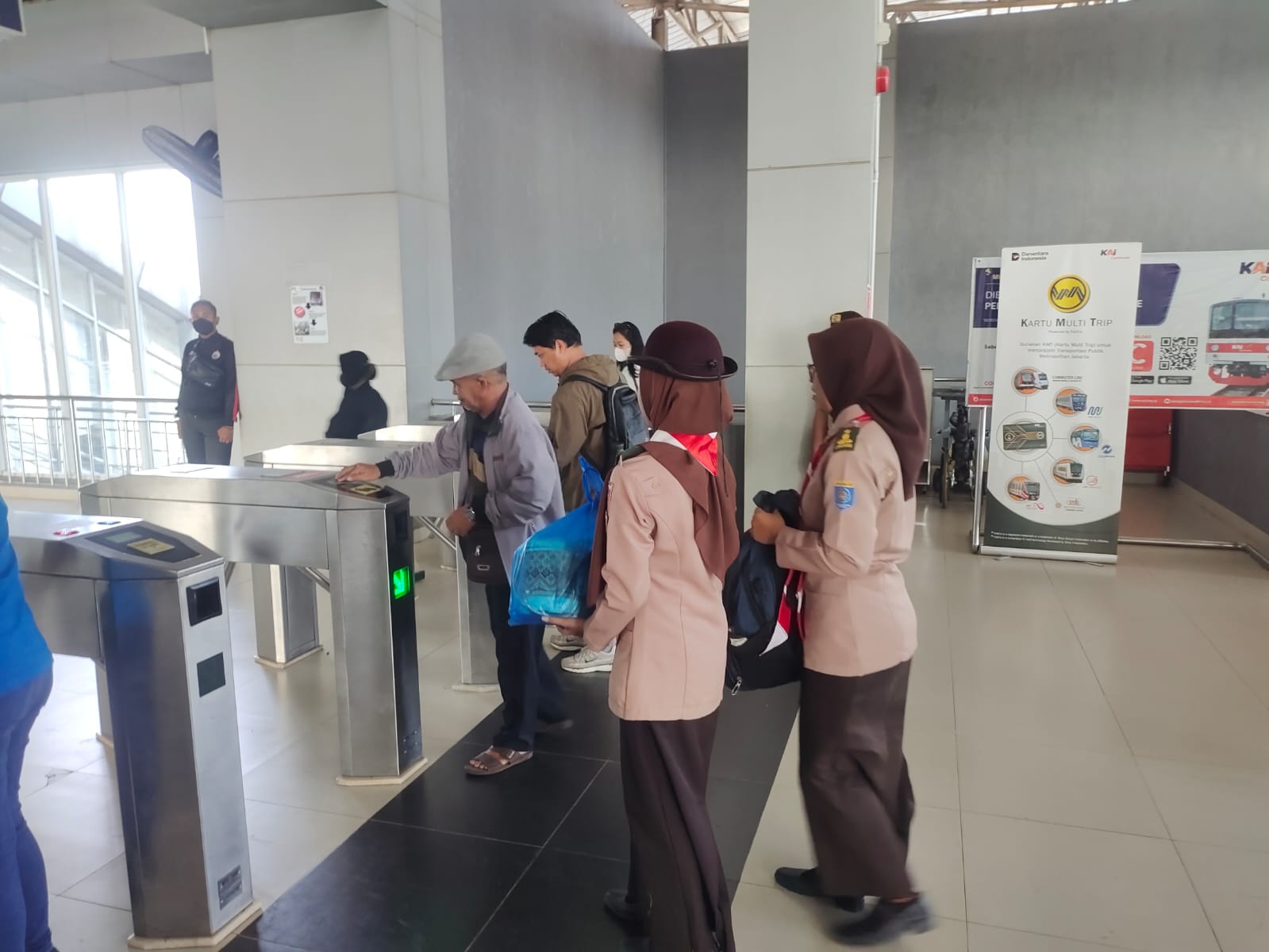 Suasana Pagi Tenang, Anggota Pramuka Kwartir Ranting Parungpanjang Siap Siaga Melayani Penumpang di Stasiun Parungpanjang