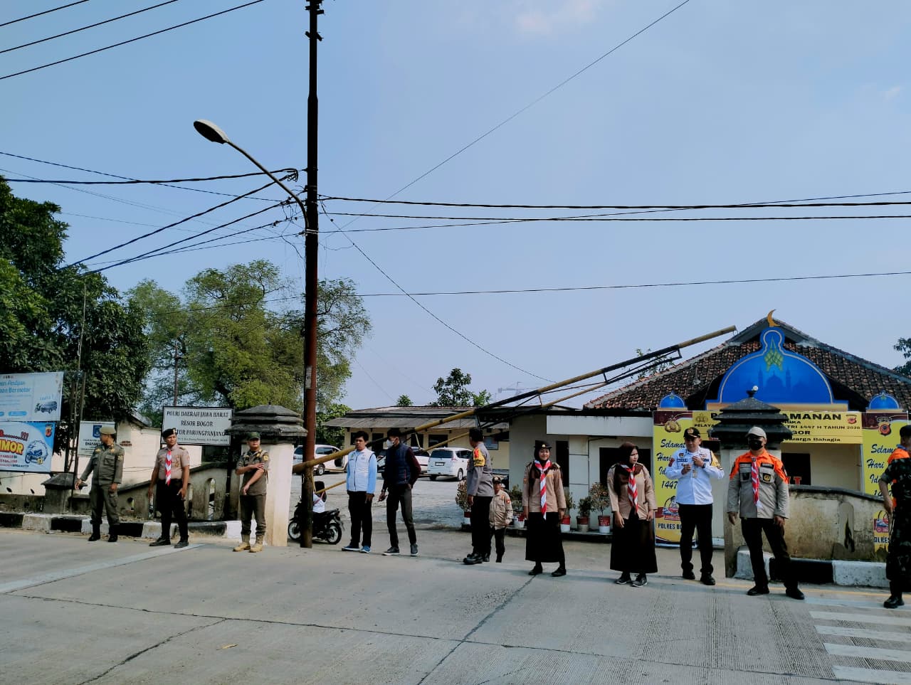 Sinergi Pengamanan Lebaran 2026, Pramuka dan Aparat Siaga di Pos Pengamanan Parungpanjang