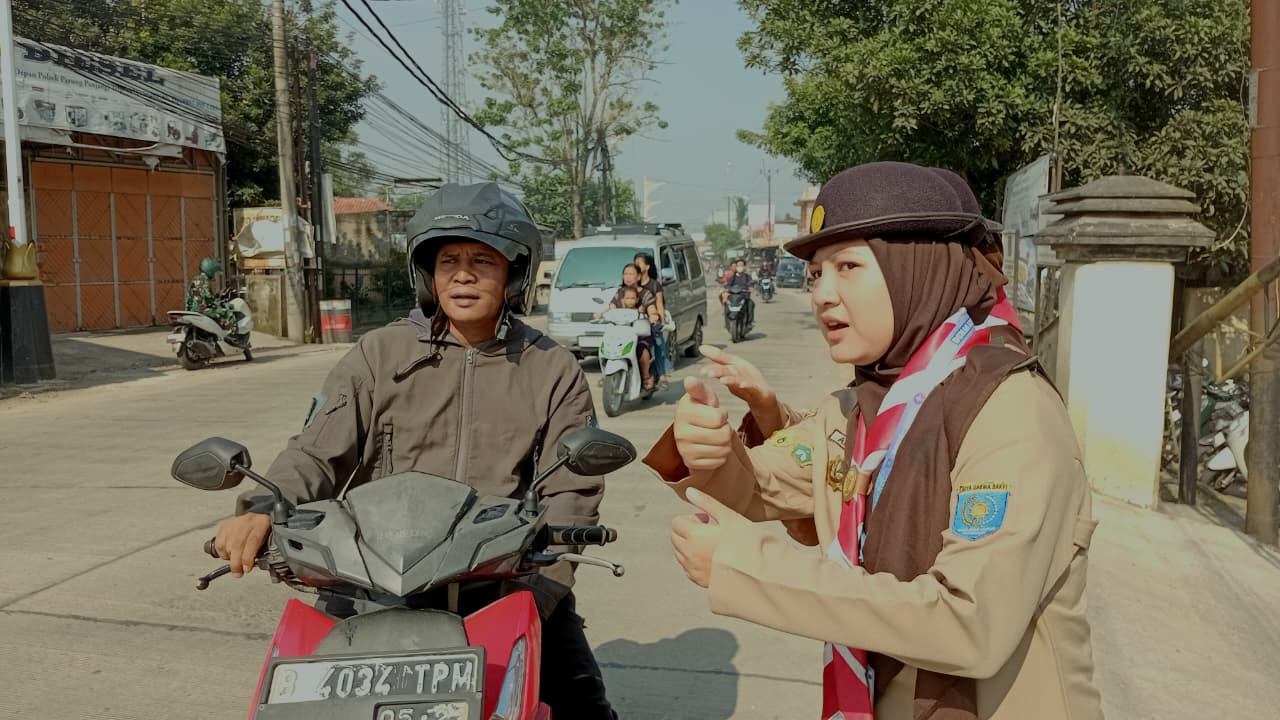 Tak Hanya Berjaga, Petugas Aktif Bantu Pengarahan Arah Lalu Lintas