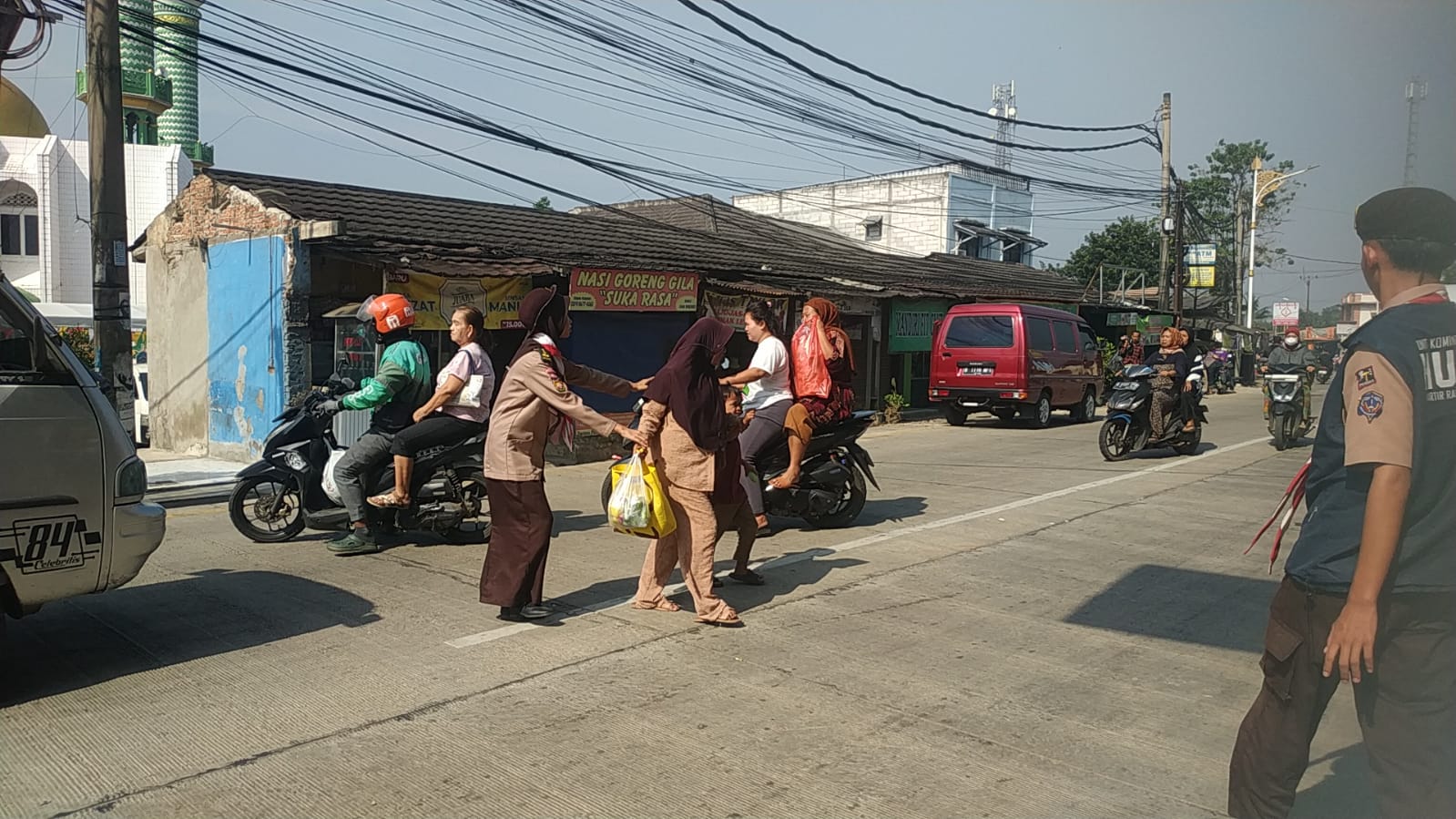 Aksi Nyata di Jalanan: Anggota Pramuka Bantu Pejalan Kaki Menyebrang