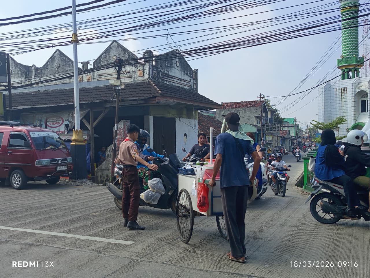 Aksi Nyata Kepedulian, Petugas KBL 2026 Bantu Pedagang Menyeberang dengan Aman