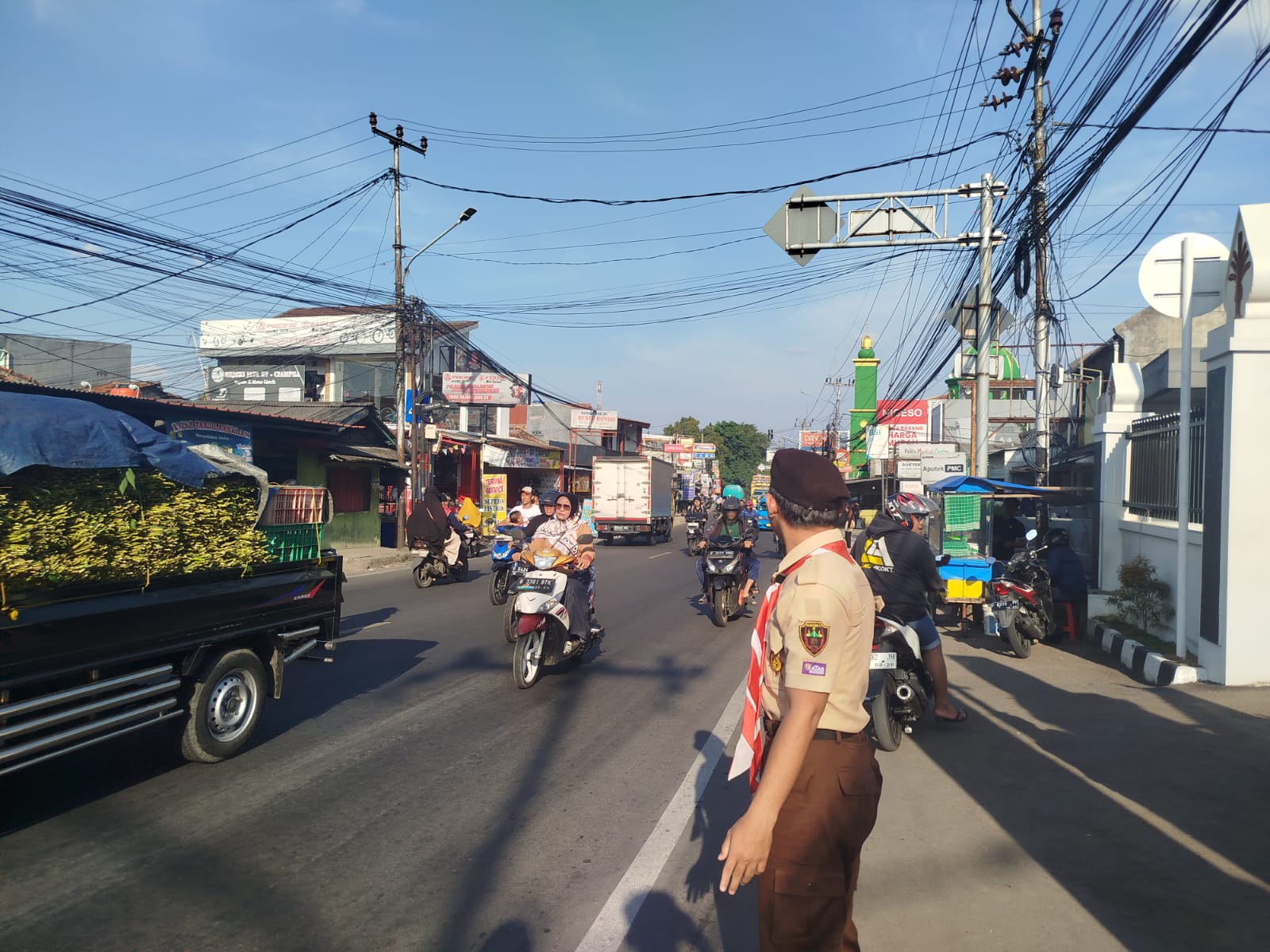 Pramuka Penegak Kwarran Ciampea Turun ke Jalan, Bantu Atur Lalu Lintas Jelang Lebaran