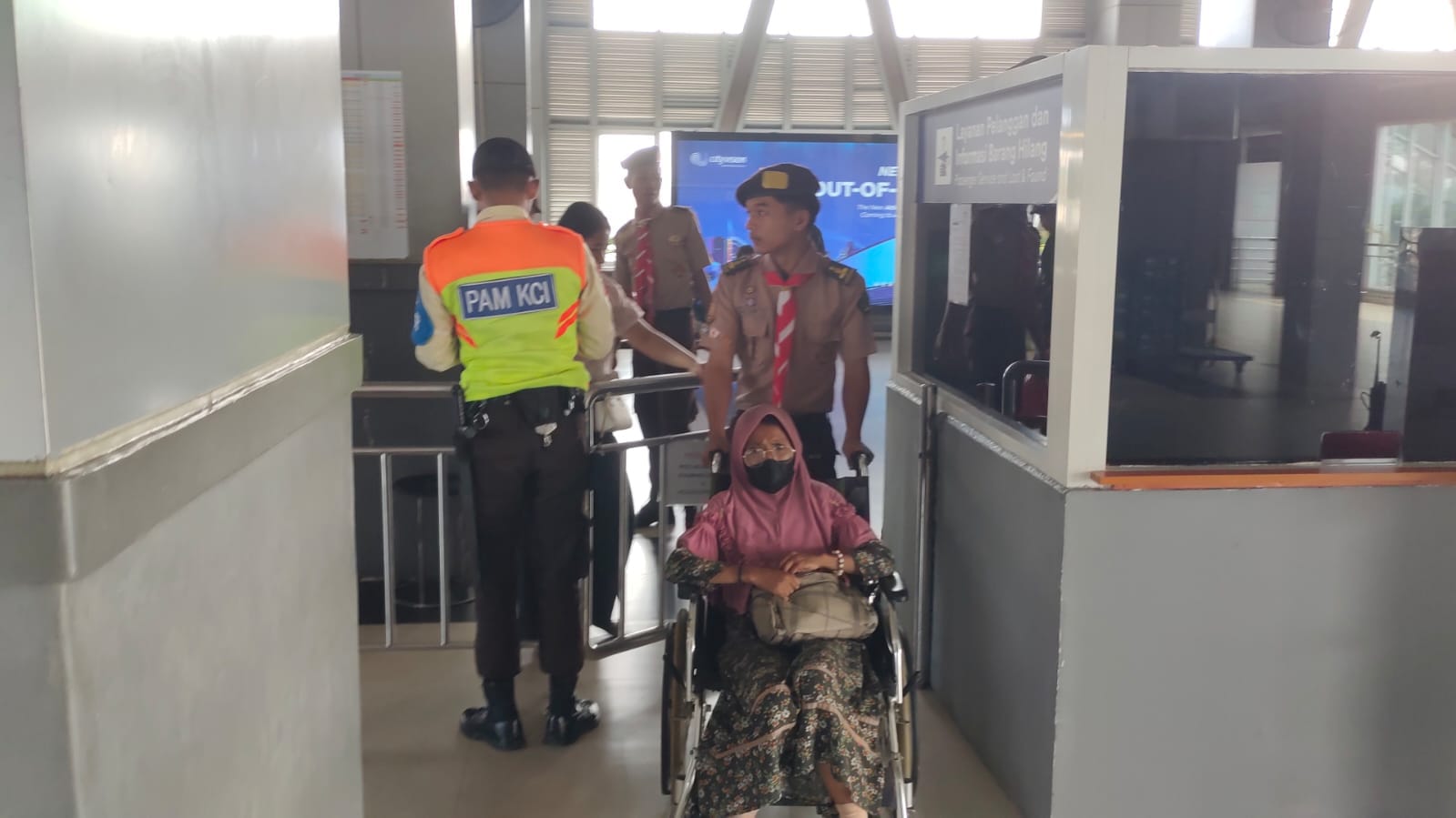 Aksi Peduli Pramuka Parungpanjang, Dampingi Penumpang Berkebutuhan Khusus di Stasiun Parungpanjang